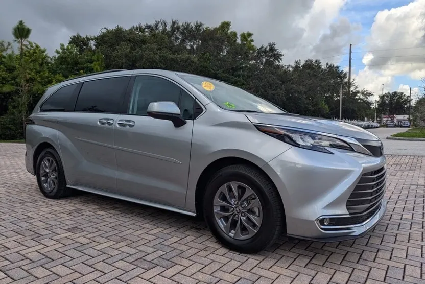 2024 Toyota Sienna XLE photo 1