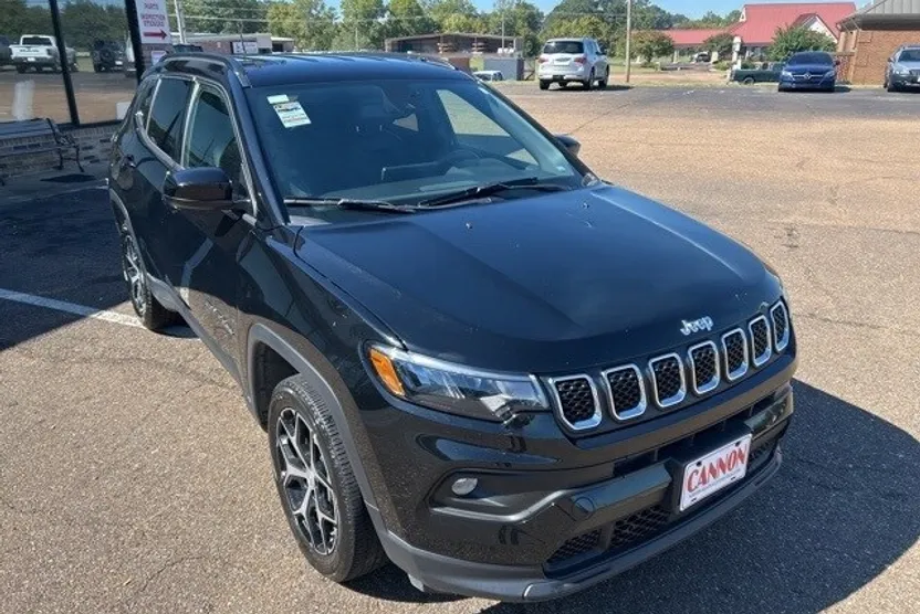 2024 Jeep Compass Latitude photo 1