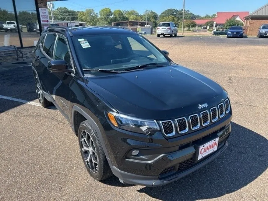 2024 Jeep Compass Latitude photo 1