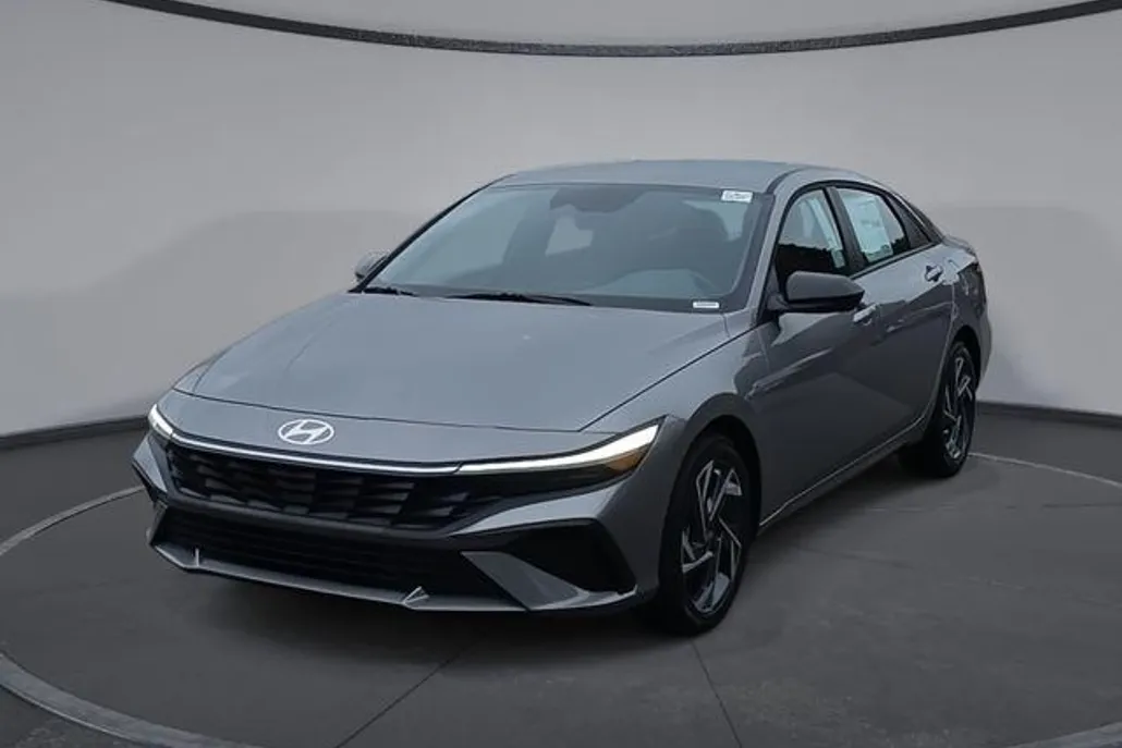 2025 Hyundai Elantra SEL Sport photo 1