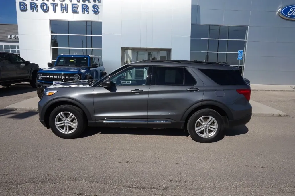 2023 Ford Explorer XLT photo 1