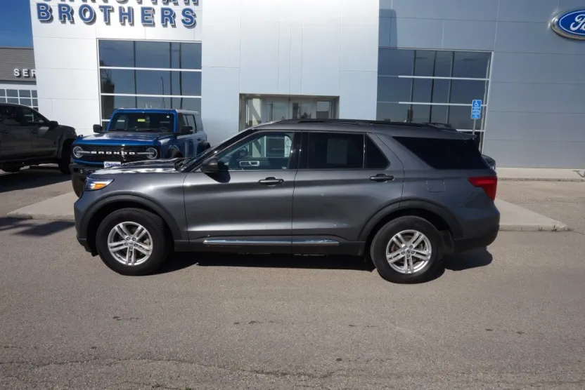 2023 Ford Explorer XLT photo 1
