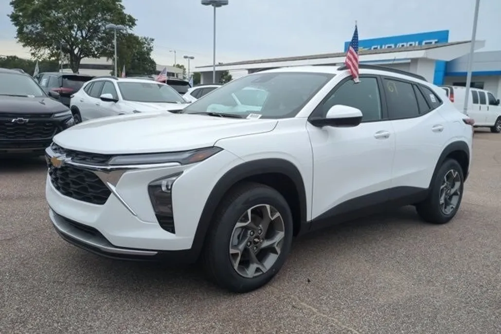 2025 Chevrolet Trax LT photo 1