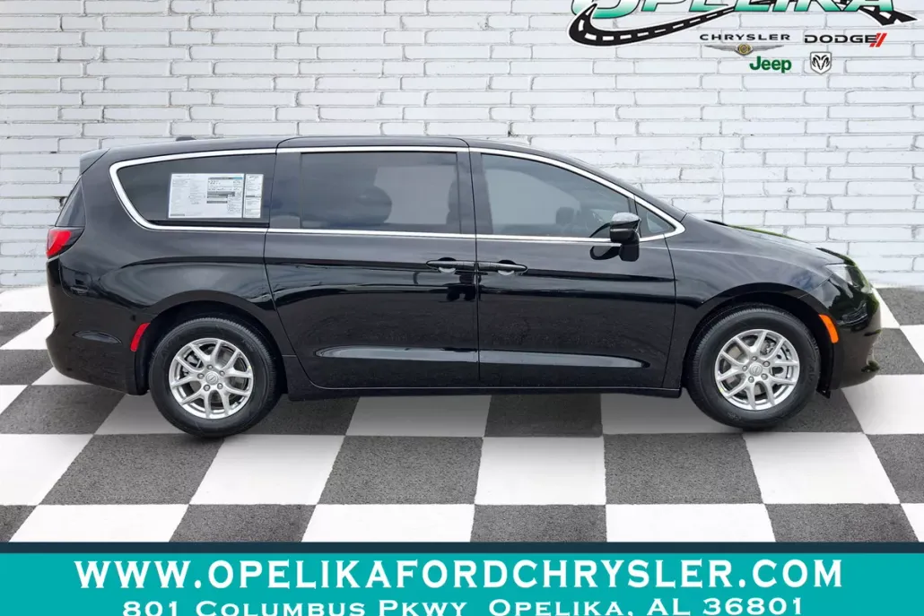 2026 Chrysler Voyager LX photo 1