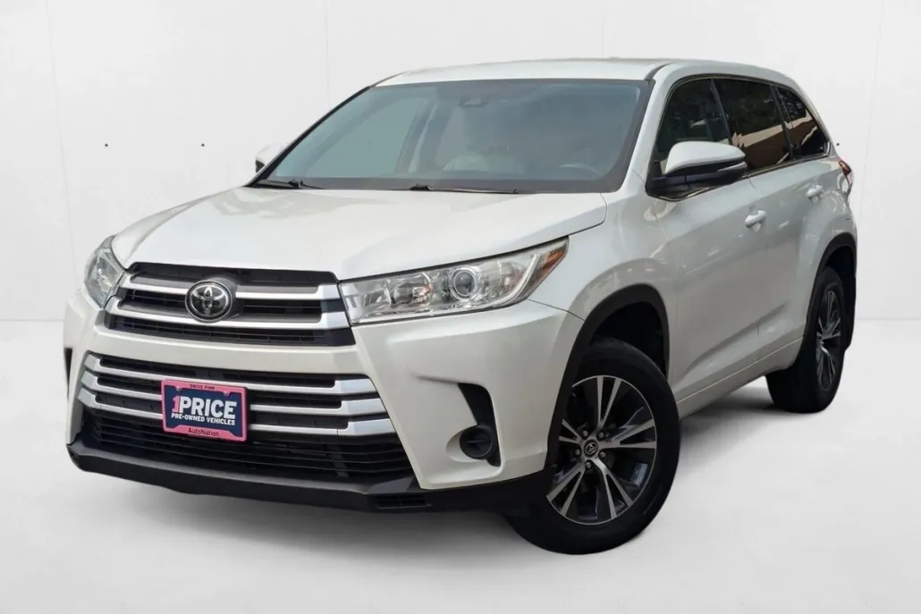 2018 Toyota Highlander LE photo 1
