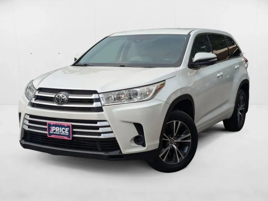 2018 Toyota Highlander LE photo 1