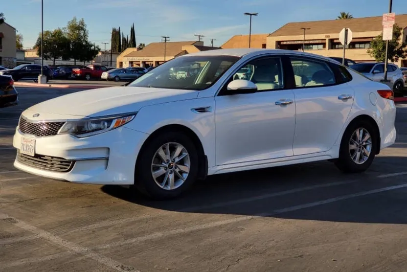 2016 Kia Optima LX photo 1