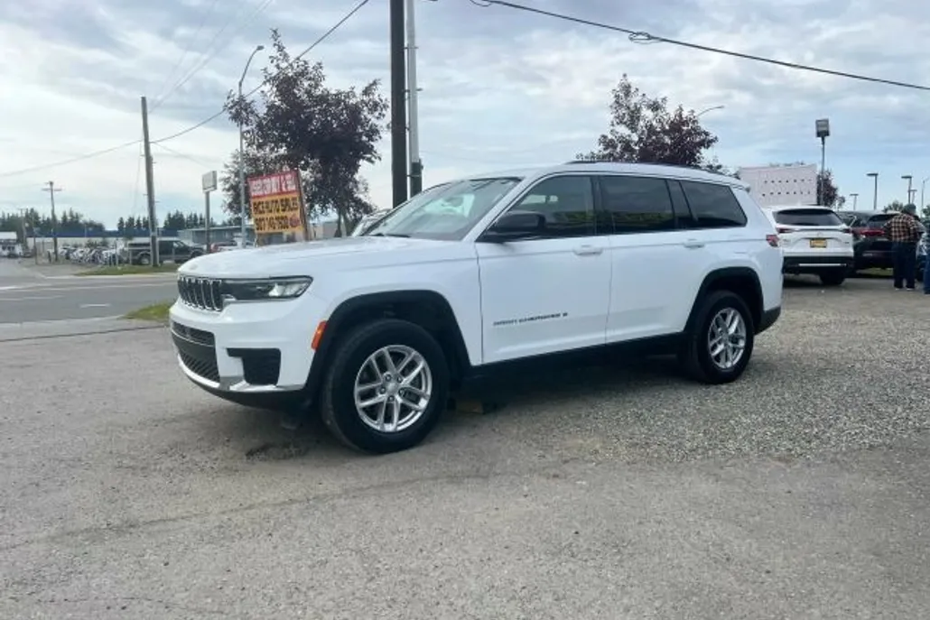2023 Jeep Grand Cherokee Laredo photo 1