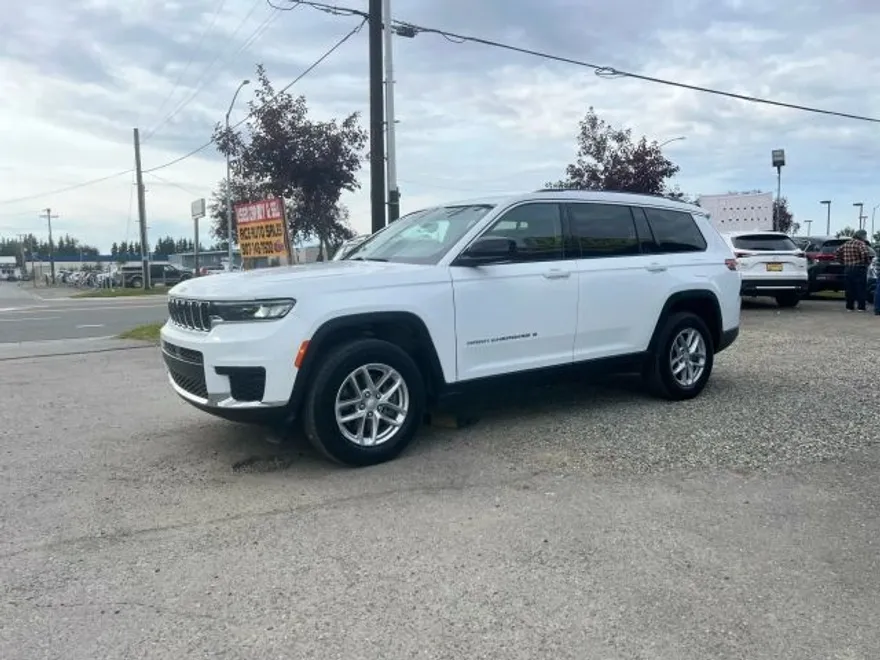 2023 Jeep Grand Cherokee Laredo photo 1