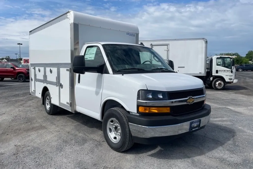 2025 Chevrolet Express 3500 Work Van Cutaway photo 1