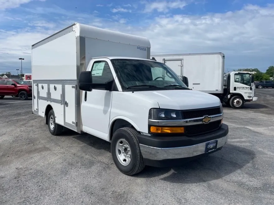 2025 Chevrolet Express 3500 Work Van Cutaway photo 1