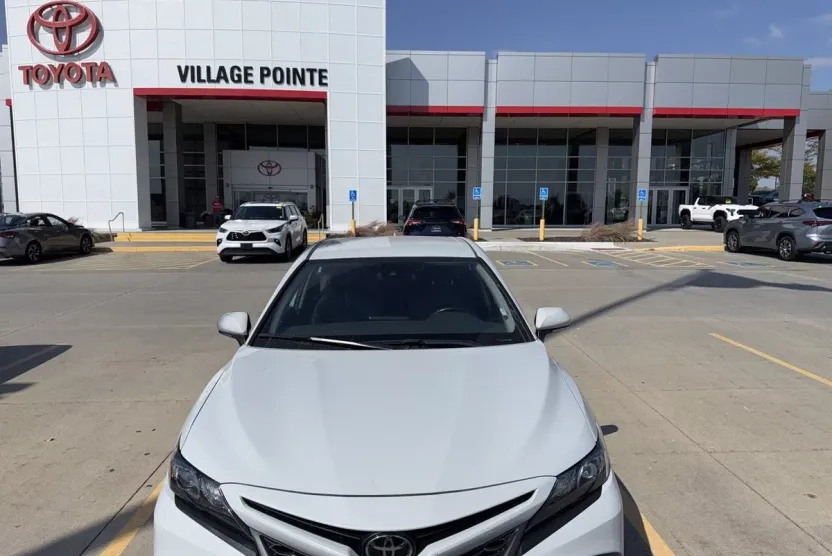 2023 Toyota Camry SE photo 1