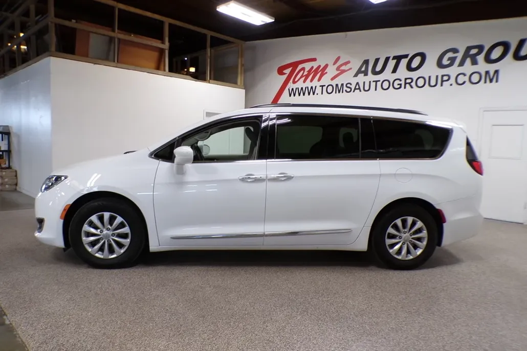 2017 Chrysler Pacifica Touring L photo 1