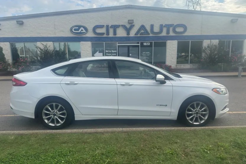 2017 Ford Fusion Hybrid SE photo 1
