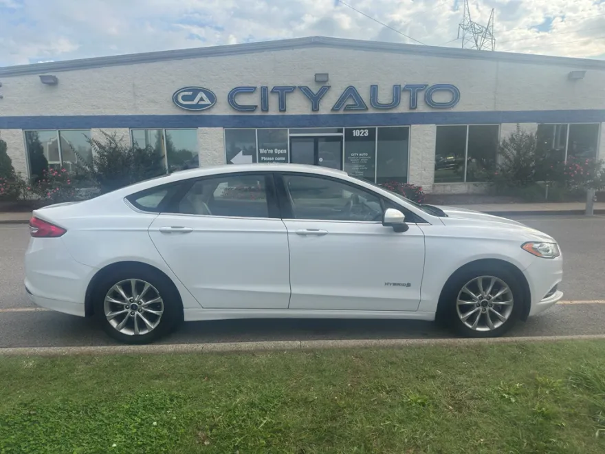 2017 Ford Fusion Hybrid SE photo 1