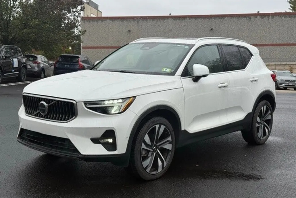 2024 Volvo XC40 Plus photo 1