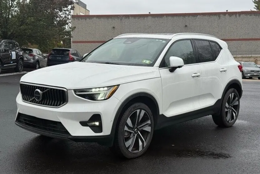 2024 Volvo XC40 Plus photo 1
