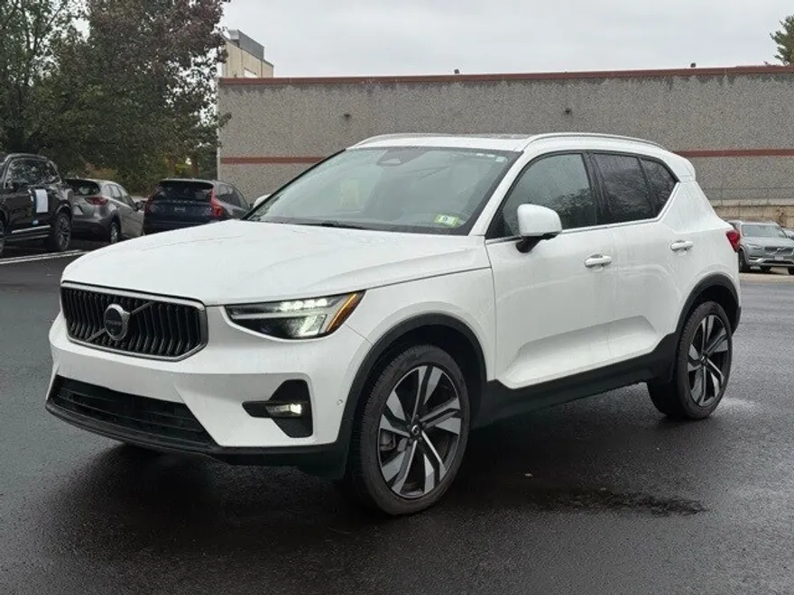 2024 Volvo XC40 Plus photo 1