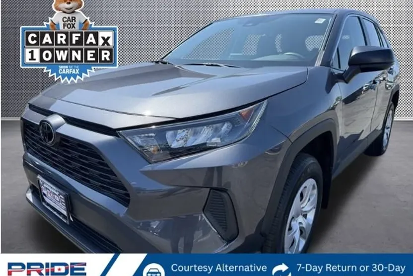 2022 Toyota RAV4 LE photo 1