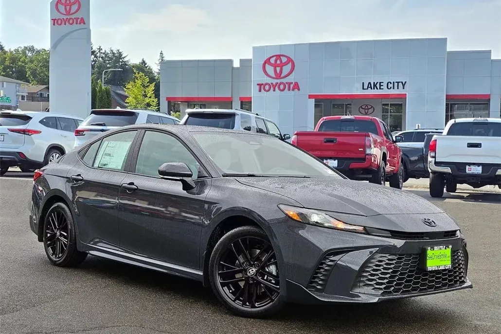 2025 Toyota Camry SE photo 1