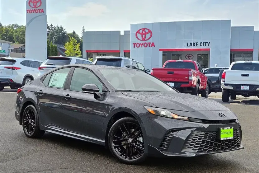 2025 Toyota Camry SE photo 1