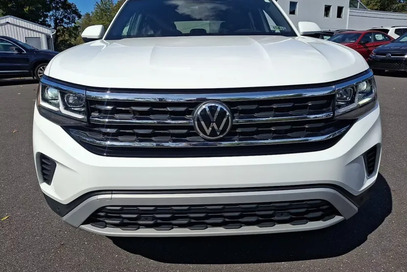 2022 Volkswagen Atlas Cross Sport V6 SE Technology photo 1