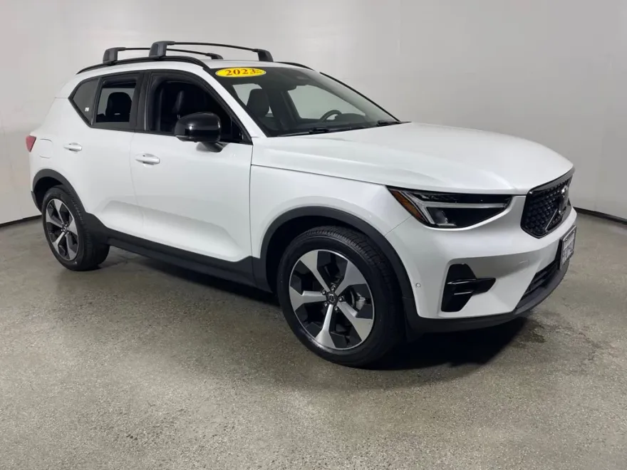 2023 Volvo XC40 Ultimate photo 1