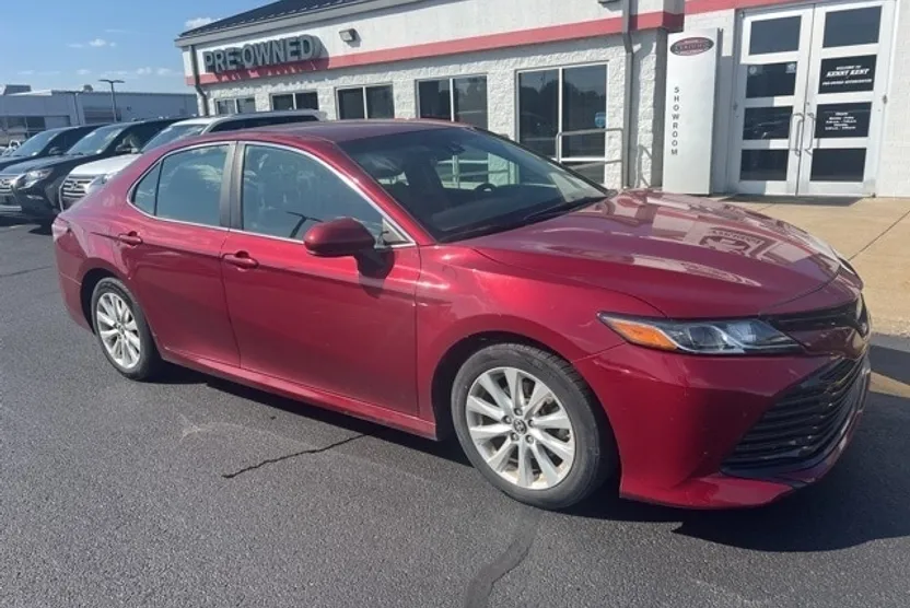 2018 Toyota Camry LE photo 1