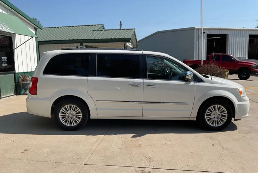 2012 Chrysler Town & Country Limited photo 1