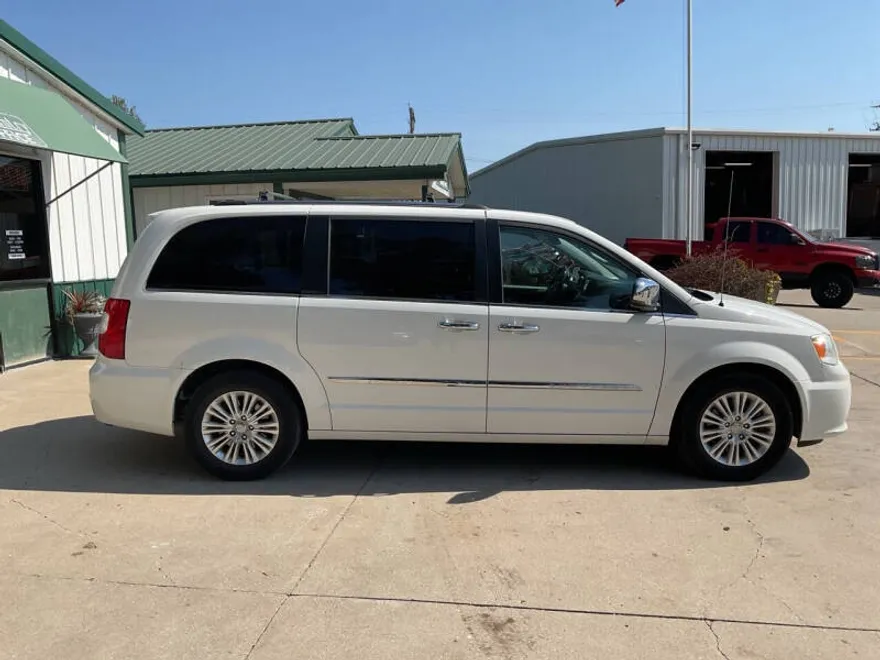 2012 Chrysler Town & Country Limited photo 1
