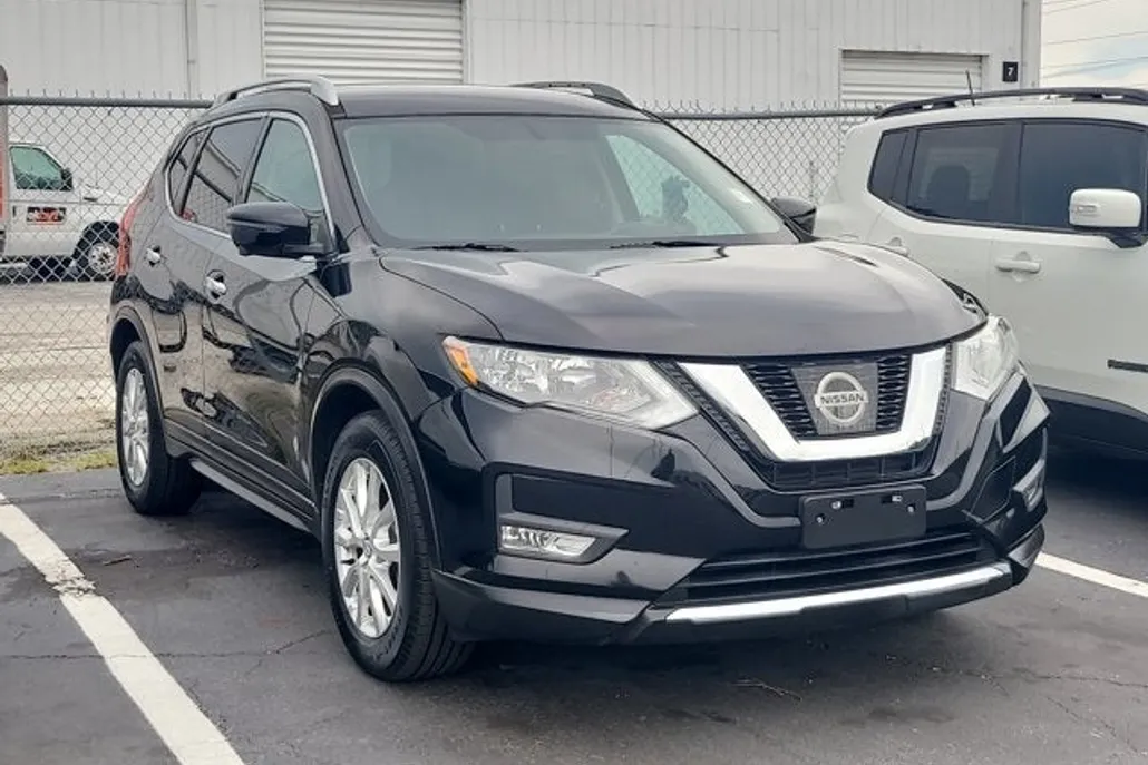 2017 Nissan Rogue SV photo 1
