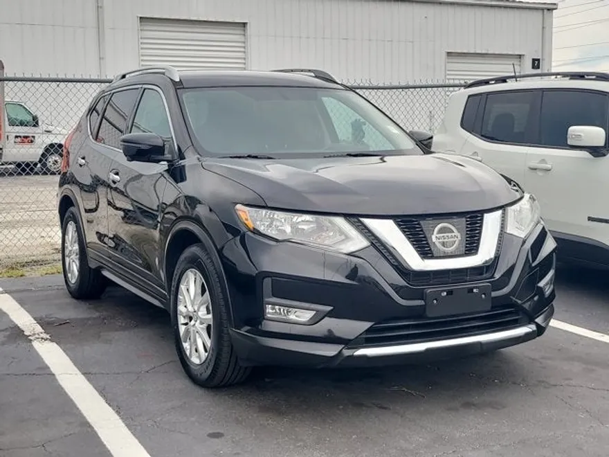 2017 Nissan Rogue SV photo 1