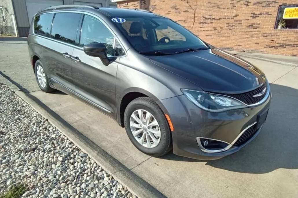 2017 Chrysler Pacifica Touring L photo 1