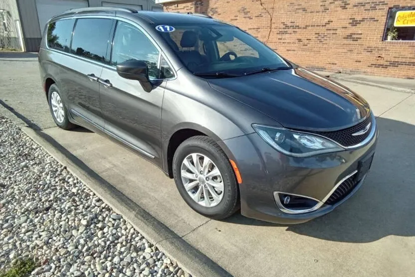 2017 Chrysler Pacifica Touring L photo 1