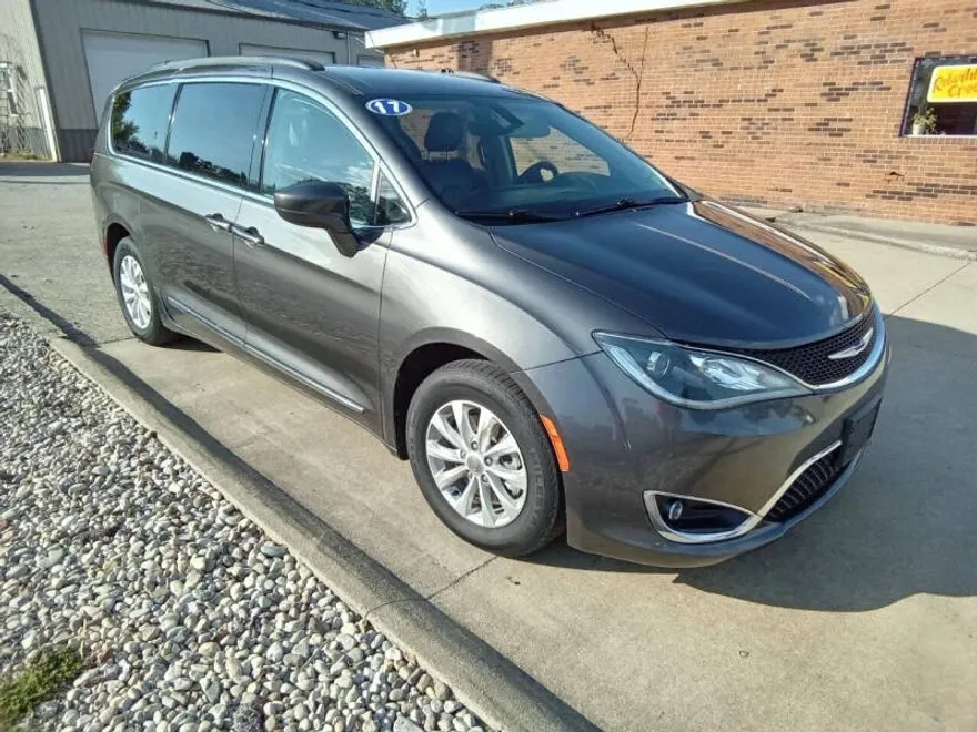 2017 Chrysler Pacifica Touring L photo 1