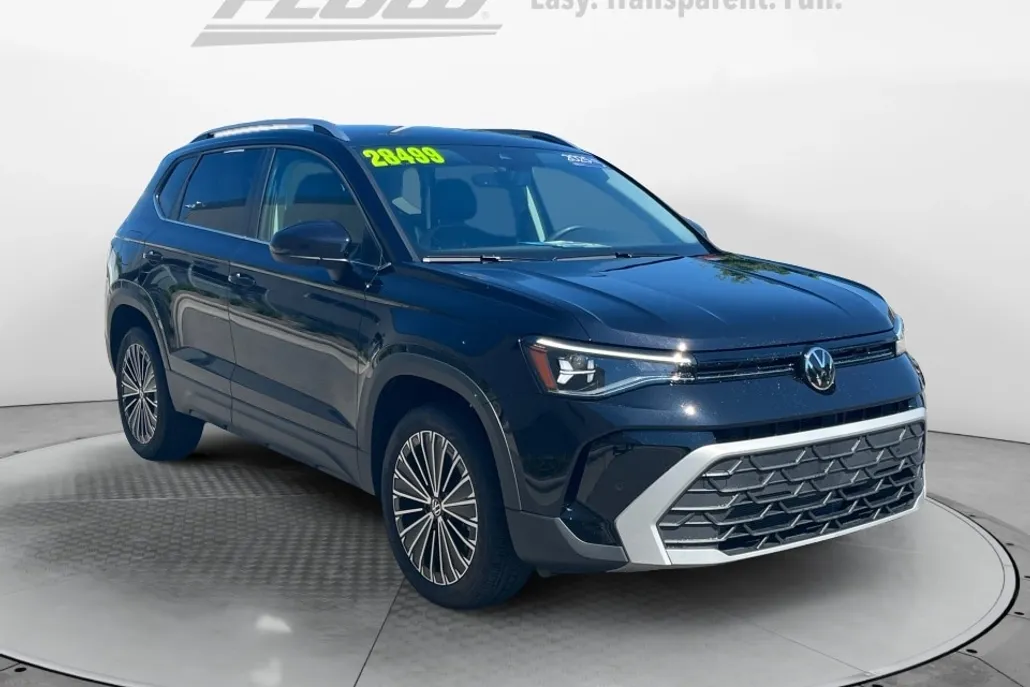 2025 Volkswagen Taos SE photo 1