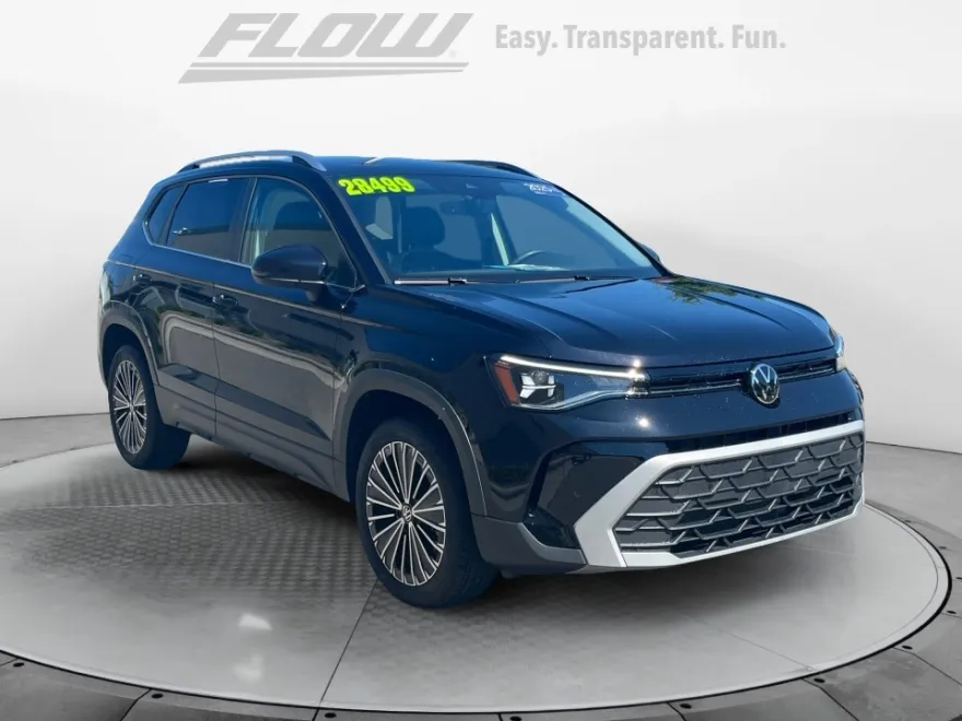 2025 Volkswagen Taos SE photo 1
