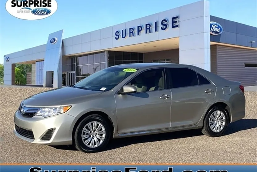 2014 Toyota Camry LE photo 1