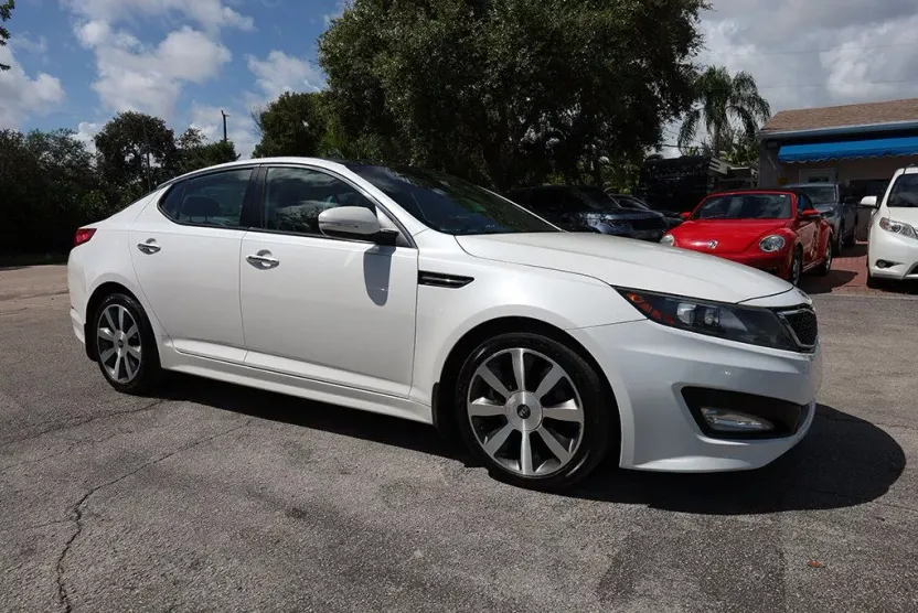 2011 Kia Optima SX photo 1