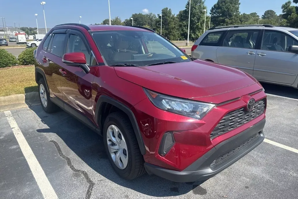 2019 Toyota RAV4 LE photo 1