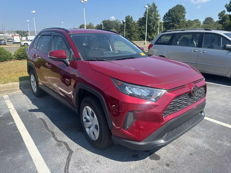2019 Toyota RAV4 LE photo 1