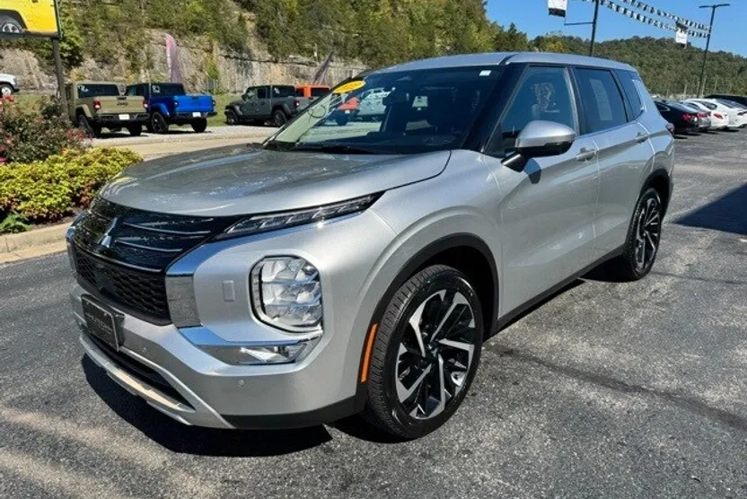 2022 Mitsubishi Outlander SE photo 1