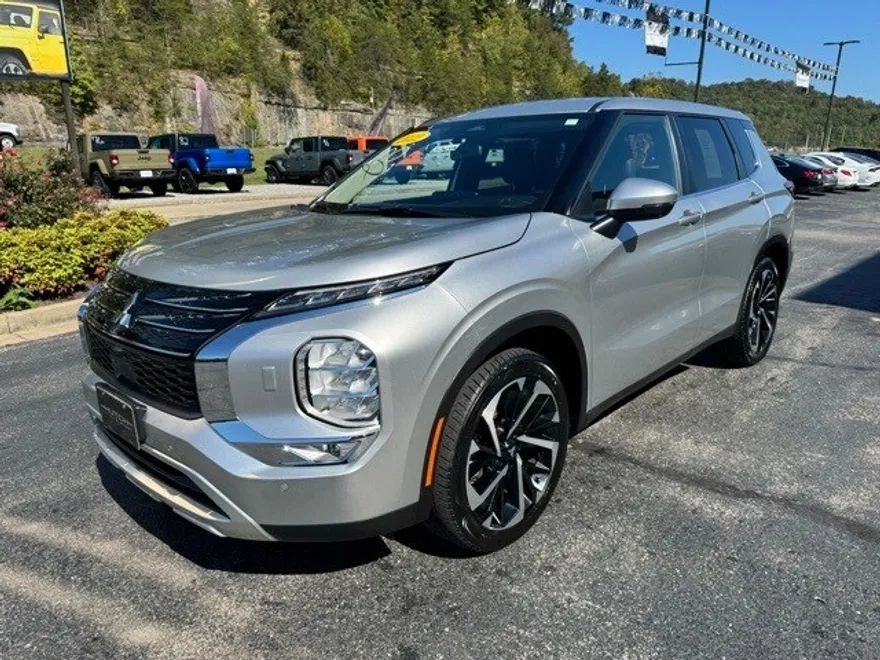 2022 Mitsubishi Outlander SE photo 1