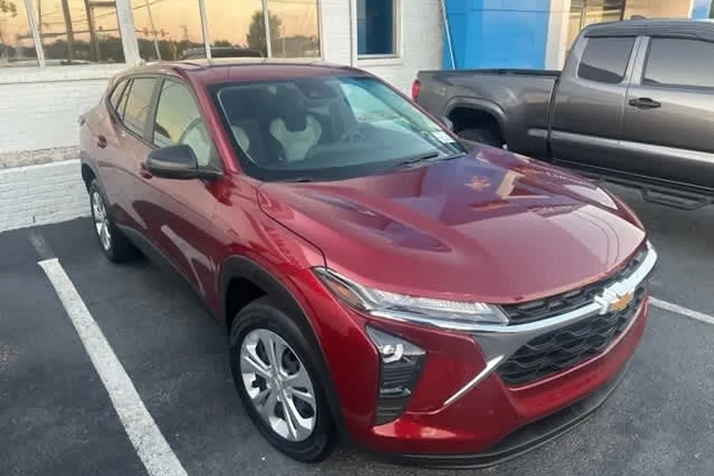 2024 Chevrolet Trax LS photo 1