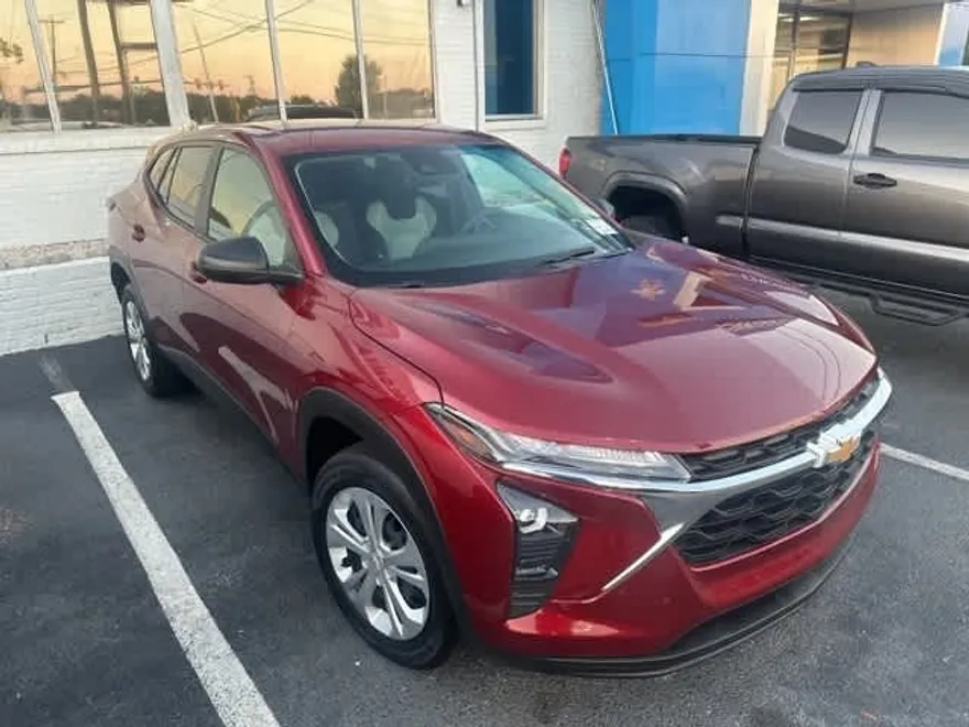 2024 Chevrolet Trax LS photo 1