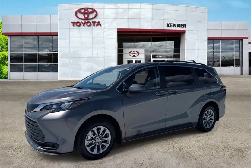 2024 Toyota Sienna LE photo 1