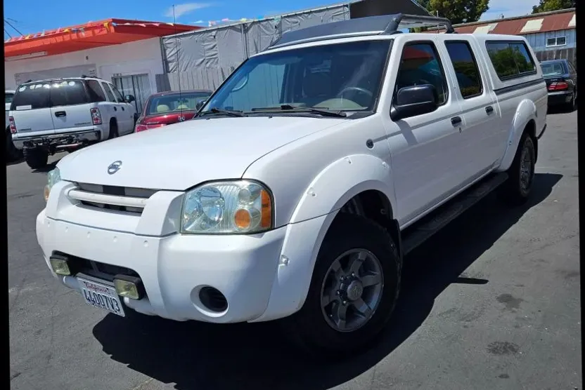 2004 Nissan Frontier Crew Cab XE photo 1