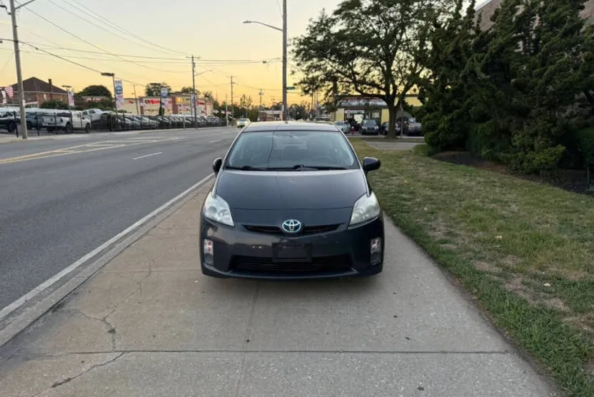 2010 Toyota Prius Four photo 1