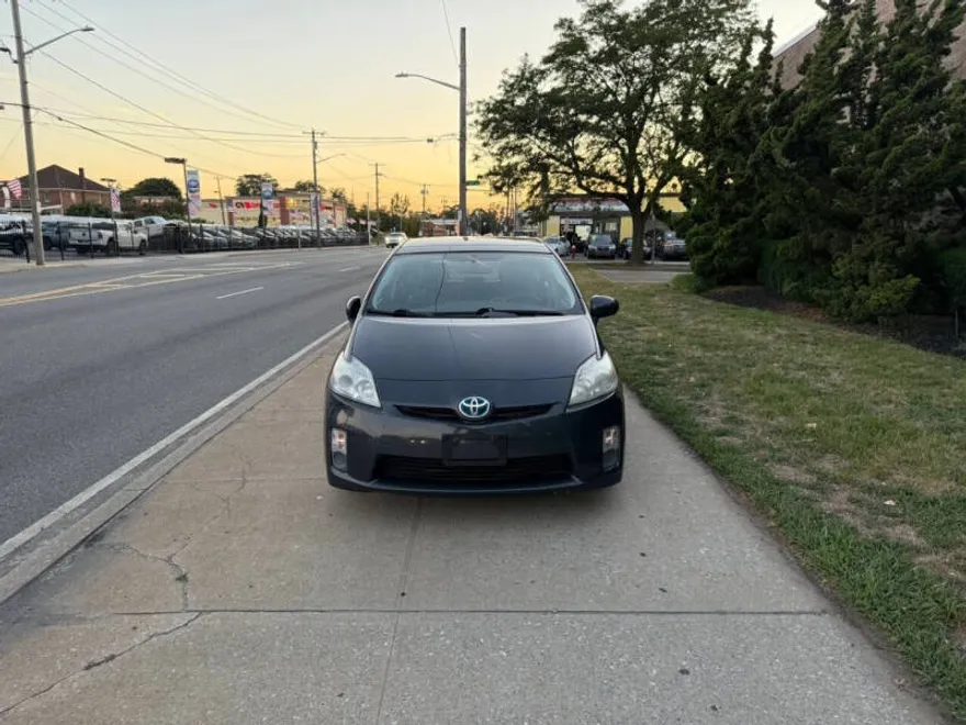 2010 Toyota Prius Four photo 1