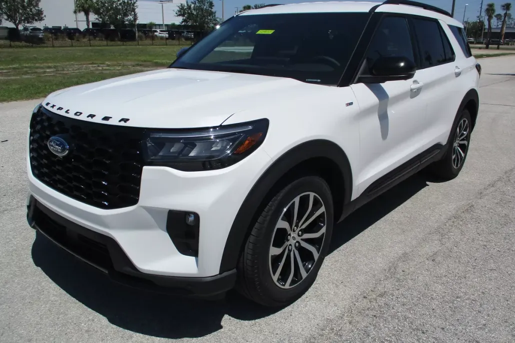 2025 Ford Explorer ST-Line photo 1